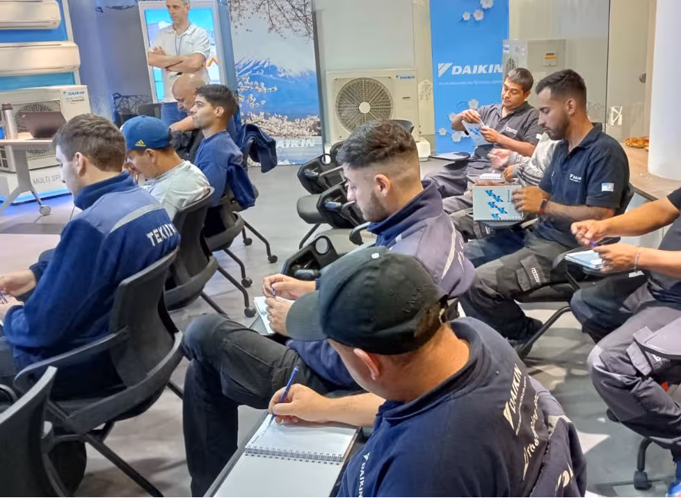 Diagrama técnico de una unidad de climatización avanzada mostrando sus componentes internos.